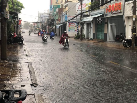 Cần Thơ có mưa lớn giải nhiệt ngày nghỉ lễ - Ảnh 1. Cần Thơ có mưa lớn giải nhiệt ngày nghỉ lễ - Ảnh 1.
