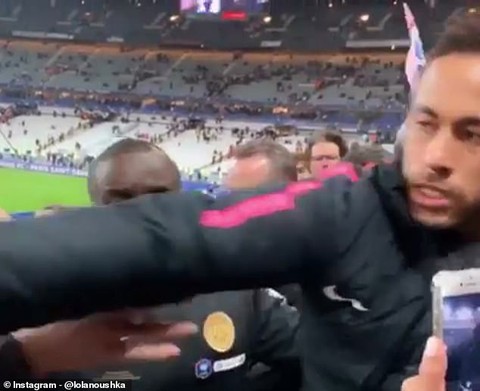 Neymar gây sốc khi đấm khán giả lúc lên nhận huy chương - Ảnh 2. Neymar gây sốc khi đấm khán giả lúc lên nhận huy chương - Ảnh 2.