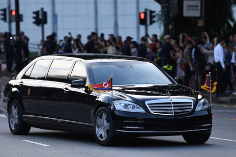 Ông Kim Jong Un xài xe chống đạn, hãng Daimler không biết ở đâu ra - Ảnh 1. Ông Kim Jong Un xài xe chống đạn, hãng Daimler không biết ở đâu ra - Ảnh 1.