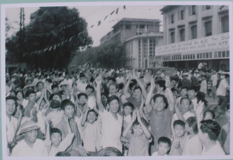 Ngắm những bức ảnh lịch sử vào ngày thống nhất đất nước - Ảnh 8. Ngắm những bức ảnh lịch sử vào ngày thống nhất đất nước - Ảnh 8.