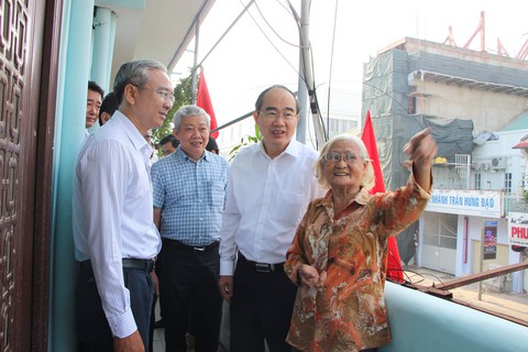Bí thư Nguyễn Thiện Nhân thăm cán bộ, nhân dân quận 5 - Ảnh 2. Bí thư Nguyễn Thiện Nhân thăm cán bộ, nhân dân quận 5 - Ảnh 2.