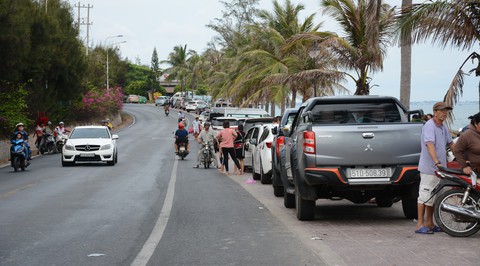 Thời tiết mát mẻ, du khách tấp nập đổ về biển Phan Thiết - Ảnh 3. Thời tiết mát mẻ, du khách tấp nập đổ về biển Phan Thiết - Ảnh 3.