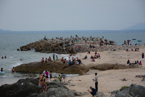 Thời tiết mát mẻ, du khách tấp nập đổ về biển Phan Thiết - Ảnh 1. Thời tiết mát mẻ, du khách tấp nập đổ về biển Phan Thiết - Ảnh 1.