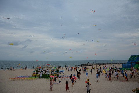 Thời tiết mát mẻ, du khách tấp nập đổ về biển Phan Thiết - Ảnh 2. Thời tiết mát mẻ, du khách tấp nập đổ về biển Phan Thiết - Ảnh 2.