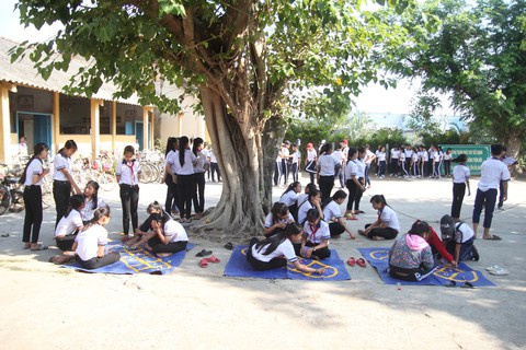 Nhảy dây, banh đũa... sống lại trong sân trường - Ảnh 1. Nhảy dây, banh đũa... sống lại trong sân trường - Ảnh 1.