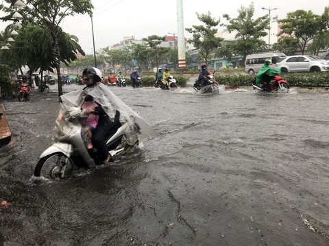 Mưa vàng hai ngày làm TP.HCM ngập nhẹ, thời tiết sắp tới ra sao? - Ảnh 1. Mưa vàng hai ngày làm TP.HCM ngập nhẹ, thời tiết sắp tới ra sao? - Ảnh 1.