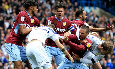 Chơi đẹp, cầu thủ Leeds United đứng yên để đối phương ghi bàn - Ảnh 2. Chơi đẹp, cầu thủ Leeds United đứng yên để đối phương ghi bàn - Ảnh 2.