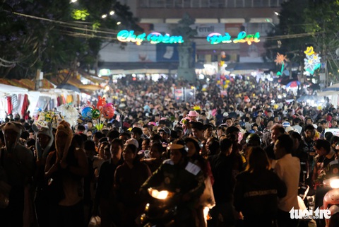 Đà Lạt kẹt cứng từ trong ra ngoài, từ sáng đến tối - Ảnh 6. Đà Lạt kẹt cứng từ trong ra ngoài, từ sáng đến tối - Ảnh 6.