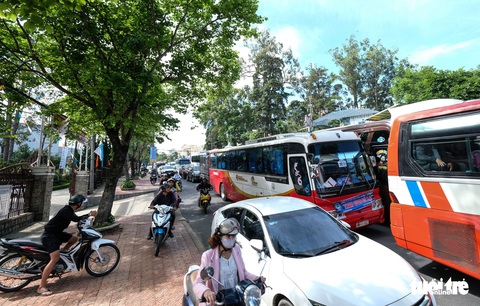 Đà Lạt kẹt cứng từ trong ra ngoài, từ sáng đến tối - Ảnh 3. Đà Lạt kẹt cứng từ trong ra ngoài, từ sáng đến tối - Ảnh 3.