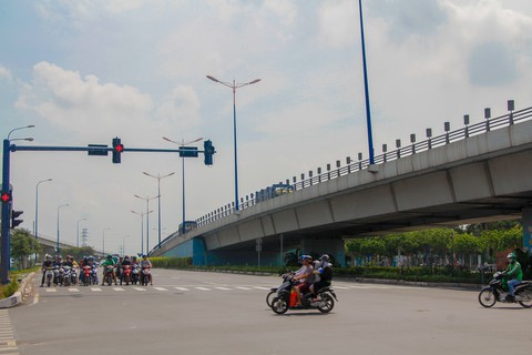 Những con đường TP.HCM thênh thang, vắng bóng người - Ảnh 4. Những con đường TP.HCM thênh thang, vắng bóng người - Ảnh 4.