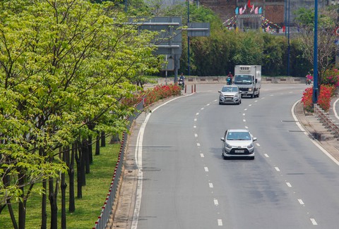 Những con đường TP.HCM thênh thang, vắng bóng người - Ảnh 1. Những con đường TP.HCM thênh thang, vắng bóng người - Ảnh 1.