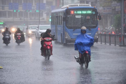 Mưa vàng hai ngày làm TP.HCM ngập nhẹ, thời tiết sắp tới ra sao? - Ảnh 2. Mưa vàng hai ngày làm TP.HCM ngập nhẹ, thời tiết sắp tới ra sao? - Ảnh 2.