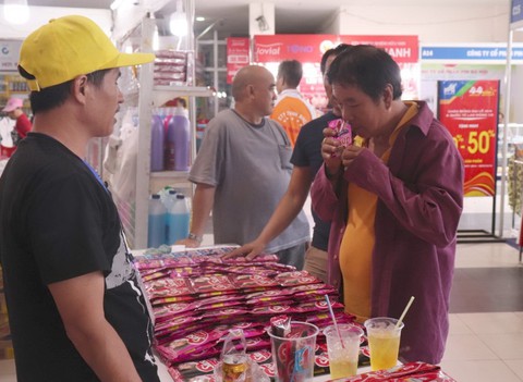 Người nước ngoài ở Việt Nam chia sẻ lý do ưu tiên dùng hàng nội - Ảnh 1. Người nước ngoài ở Việt Nam chia sẻ lý do ưu tiên dùng hàng nội - Ảnh 1.