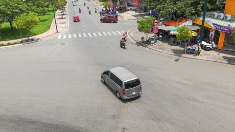 Những con đường TP.HCM thênh thang, vắng bóng người - Ảnh 3. Những con đường TP.HCM thênh thang, vắng bóng người - Ảnh 3.