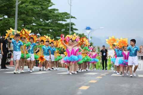 Vũ điệu đường phố nóng bỏng khuấy động Carnaval Hạ Long 2019 - Ảnh 10. Vũ điệu đường phố nóng bỏng khuấy động Carnaval Hạ Long 2019 - Ảnh 10.