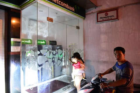 Ngân hàng khóa cửa ATM, liên tục nhắn tin cảnh báo tội phạm thẻ - Ảnh 1. Ngân hàng khóa cửa ATM, liên tục nhắn tin cảnh báo tội phạm thẻ - Ảnh 1.