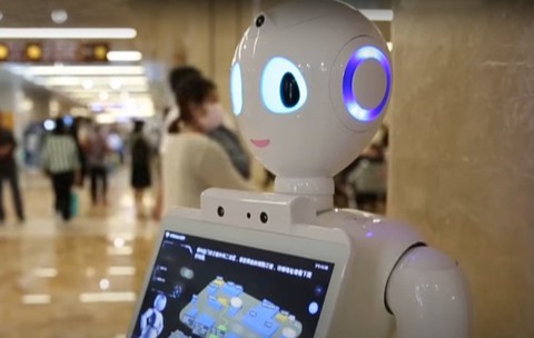 Đến lúc người nghèo mới đi gặp bác sĩ robot? - Ảnh 1. Đến lúc người nghèo mới đi gặp bác sĩ robot? - Ảnh 1.