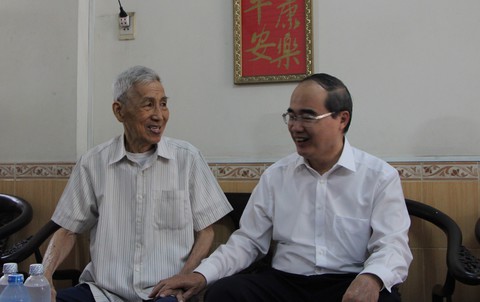 Bí thư Nguyễn Thiện Nhân thăm cán bộ, nhân dân quận 5 - Ảnh 1. Bí thư Nguyễn Thiện Nhân thăm cán bộ, nhân dân quận 5 - Ảnh 1.