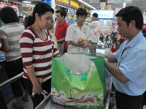 Dùng túi vải thay túi nilông, cớ sao bạn chưa làm? - Ảnh 1. Dùng túi vải thay túi nilông, cớ sao bạn chưa làm? - Ảnh 1.