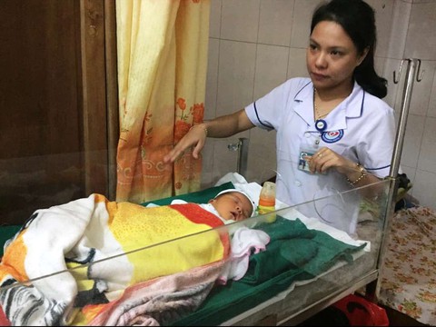 Thêm một bé sơ sinh bị bỏ rơi trước nhà dân - Ảnh 1. Thêm một bé sơ sinh bị bỏ rơi trước nhà dân - Ảnh 1.