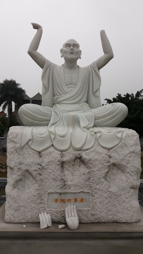 Vặt tai, bẻ tay, chặt ngón chân... 16 vị La Hán trong chùa - Ảnh 1. Vặt tai, bẻ tay, chặt ngón chân... 16 vị La Hán trong chùa - Ảnh 1.
