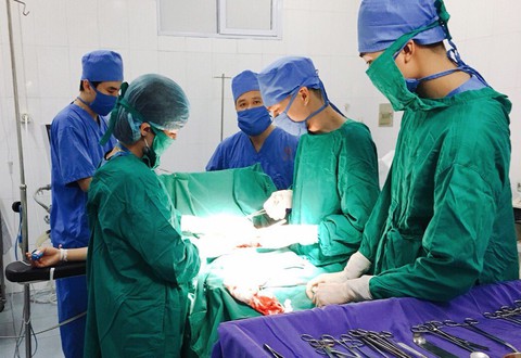 Cứu sống mẹ con sản phụ uống hết 2/3 lọ thuốc sâu tự tử - Ảnh 1. Cứu sống mẹ con sản phụ uống hết 2/3 lọ thuốc sâu tự tử - Ảnh 1.