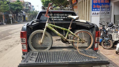 Đấu giá chiếc xe đạp của cậu bé đạp 103 km thăm em được 103 triệu đồng - Ảnh 3. Đấu giá chiếc xe đạp của cậu bé đạp 103 km thăm em được 103 triệu đồng - Ảnh 3.