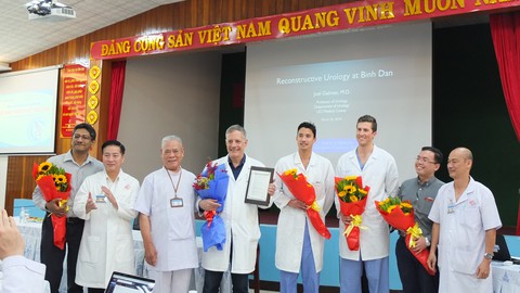 Người đàn ông trải qua 17 lần can thiệp niệu đạo thất bại - Ảnh 2. Người đàn ông trải qua 17 lần can thiệp niệu đạo thất bại - Ảnh 2.