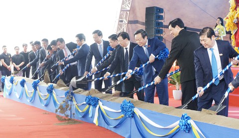 Khởi công xây tuyến cao tốc Vân Đồn - Móng Cái 11.000 tỉ - Ảnh 1. Khởi công xây tuyến cao tốc Vân Đồn - Móng Cái 11.000 tỉ - Ảnh 1.
