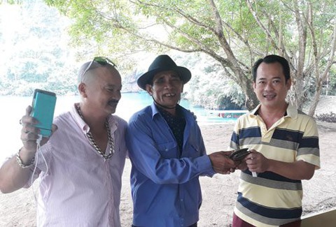 Người chèo thuyền ở Phong Nha trả lại ví cho du khách - Ảnh 1. Người chèo thuyền ở Phong Nha trả lại ví cho du khách - Ảnh 1.