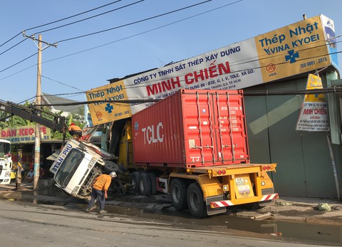 Xe container tông sập nhà dân lúc rạng sáng - Ảnh 2. Xe container tông sập nhà dân lúc rạng sáng - Ảnh 2.