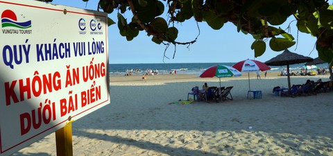 Bãi tắm nào ở Vũng Tàu cũng đang ngập du khách - Ảnh 6. Bãi tắm nào ở Vũng Tàu cũng đang ngập du khách - Ảnh 6.