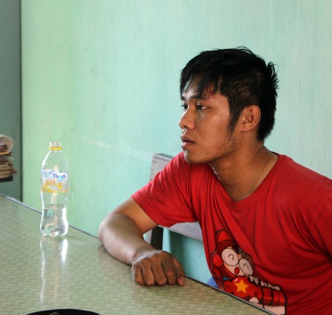 Dân vây bắt nghi can dùng súng điện tự chế cướp tiệm vàng - Ảnh 2. Dân vây bắt nghi can dùng súng điện tự chế cướp tiệm vàng - Ảnh 2.