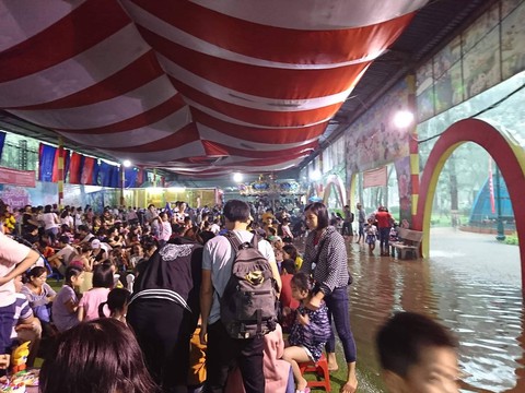 Mưa lớn tại Hà Nội, nhiều tuyến phố ngập sâu - Ảnh 7. Mưa lớn tại Hà Nội, nhiều tuyến phố ngập sâu - Ảnh 7.