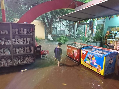 Mưa lớn tại Hà Nội, nhiều tuyến phố ngập sâu - Ảnh 8. Mưa lớn tại Hà Nội, nhiều tuyến phố ngập sâu - Ảnh 8.