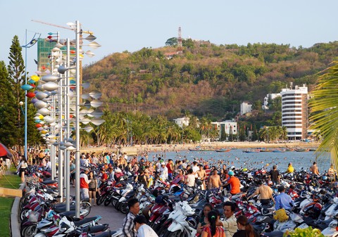 Bãi tắm nào ở Vũng Tàu cũng đang ngập du khách - Ảnh 4. Bãi tắm nào ở Vũng Tàu cũng đang ngập du khách - Ảnh 4.