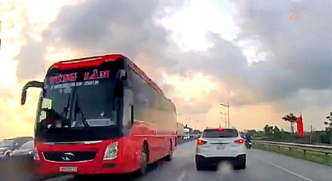 Phạt 1 triệu đồng, tước giấy phép tài xế đi ngược chiều trên quốc lộ 1 - Ảnh 1. Phạt 1 triệu đồng, tước giấy phép tài xế đi ngược chiều trên quốc lộ 1 - Ảnh 1.