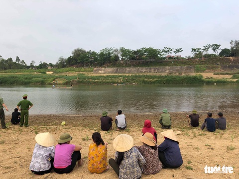 Tìm thấy thi thể 3 học sinh chết đuối ở Nghệ An - Ảnh 1. Tìm thấy thi thể 3 học sinh chết đuối ở Nghệ An - Ảnh 1.