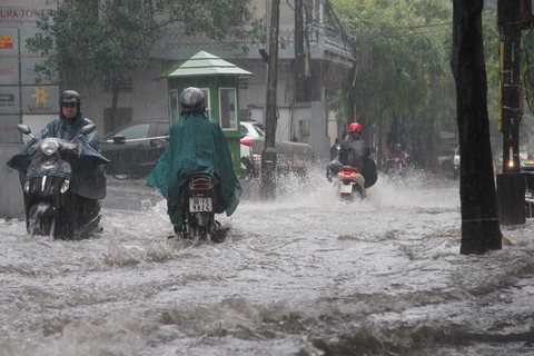 Mưa lớn tại Hà Nội, nhiều tuyến phố ngập sâu - Ảnh 1. Mưa lớn tại Hà Nội, nhiều tuyến phố ngập sâu - Ảnh 1.