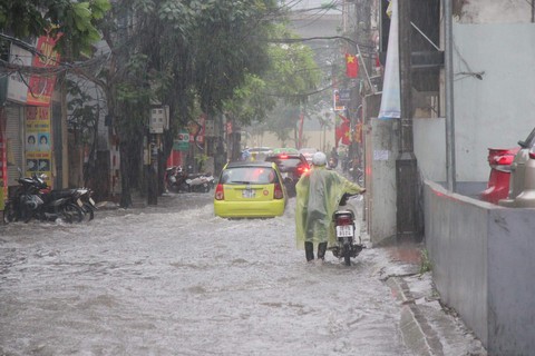 Mưa lớn tại Hà Nội, nhiều tuyến phố ngập sâu - Ảnh 3. Mưa lớn tại Hà Nội, nhiều tuyến phố ngập sâu - Ảnh 3.
