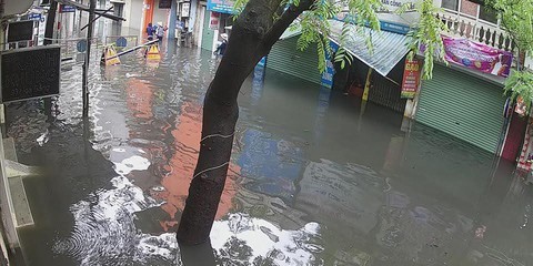Mưa lớn tại Hà Nội, nhiều tuyến phố ngập sâu - Ảnh 5. Mưa lớn tại Hà Nội, nhiều tuyến phố ngập sâu - Ảnh 5.