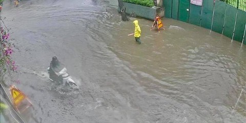 Mưa lớn tại Hà Nội, nhiều tuyến phố ngập sâu - Ảnh 6. Mưa lớn tại Hà Nội, nhiều tuyến phố ngập sâu - Ảnh 6.