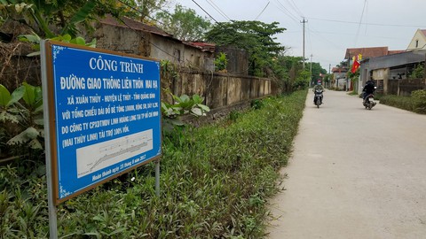 Doanh nghiệp hứa tài trợ làm đường, cả thôn... đổ nợ - Ảnh 1. Doanh nghiệp hứa tài trợ làm đường, cả thôn... đổ nợ - Ảnh 1.