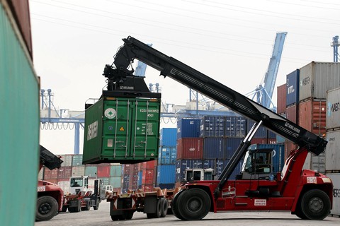 4 tháng, Việt Nam xuất siêu hơn 700 triệu USD - Ảnh 1. 4 tháng, Việt Nam xuất siêu hơn 700 triệu USD - Ảnh 1.