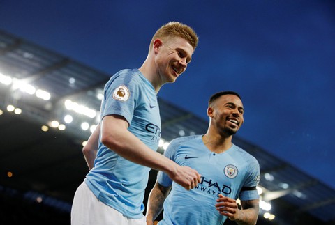 Thắng dễ Cardiff, M.C đòi lại ngôi đầu từ tay Liverpool - Ảnh 1. Thắng dễ Cardiff, M.C đòi lại ngôi đầu từ tay Liverpool - Ảnh 1.