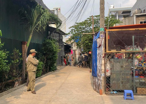 Vợ chết, chồng bất động trên vũng máu trong nhà trọ - Ảnh 1. Vợ chết, chồng bất động trên vũng máu trong nhà trọ - Ảnh 1.