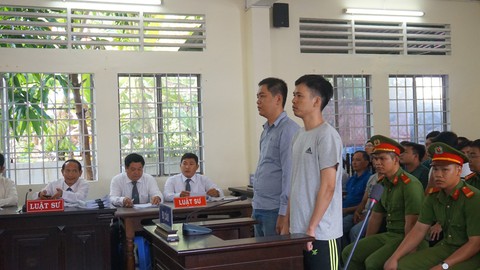 Tạm hoãn phiên tòa 2 công an đánh chết lái xe say rượu ở Cần Thơ - Ảnh 1.