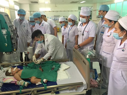 Lọc máu cứu sống bệnh nhi mắc tay chân miệng biến chứng - Ảnh 1. Lọc máu cứu sống bệnh nhi mắc tay chân miệng biến chứng - Ảnh 1.