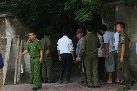 Bắt nhốt, lên phương án xử lý đàn chó cắn chết bé trai 7 tuổi - Ảnh 3. Bắt nhốt, lên phương án xử lý đàn chó cắn chết bé trai 7 tuổi - Ảnh 3.