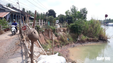 Dân vùng sạt lở kêu, chính quyền nói không có chuyện bỏ quên - Ảnh 1. Dân vùng sạt lở kêu, chính quyền nói không có chuyện bỏ quên - Ảnh 1.